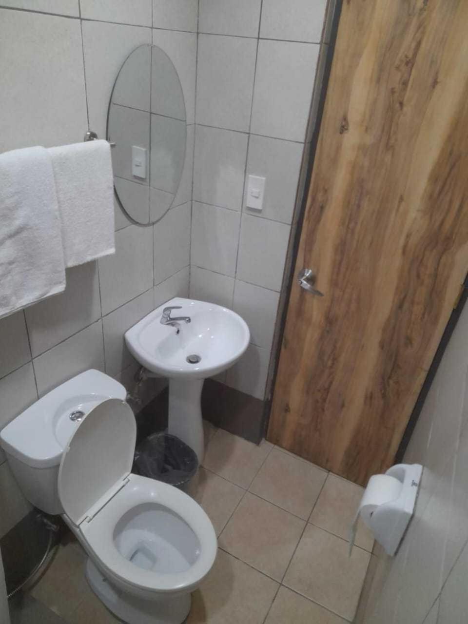 Oyo 1011 First Hotel مانيلا المظهر الخارجي الصورة